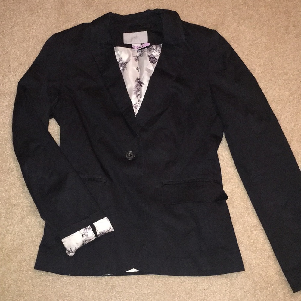 Super Cute Black H&M Blazer!!!
